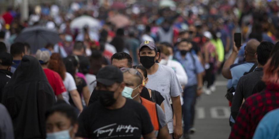 Cientos de personas de Tijuana hacen fila para recibir la vacuna contra COVID-19.