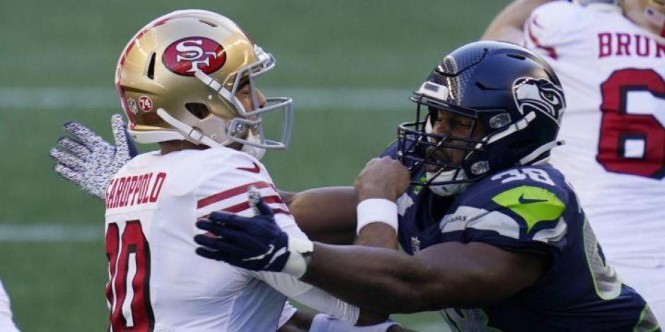 Una acción de un duelo entre Seahawks vs 49ers en la NFL