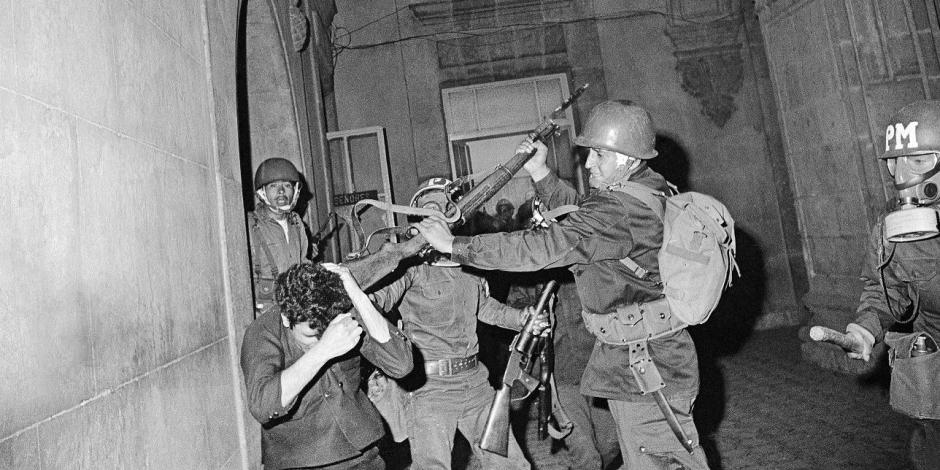 Soldados golpean a un estudiante detenido el 2 de octubre de 1968.