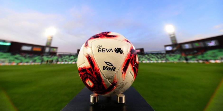 Un balón de la Liga MX previo a un partido del certamen el año pasado.