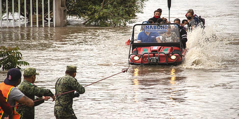 Soldados y personal de Protección Civil evacuaron a los habitantes del fraccionamiento La Rueda, en Querétaro, ayer.