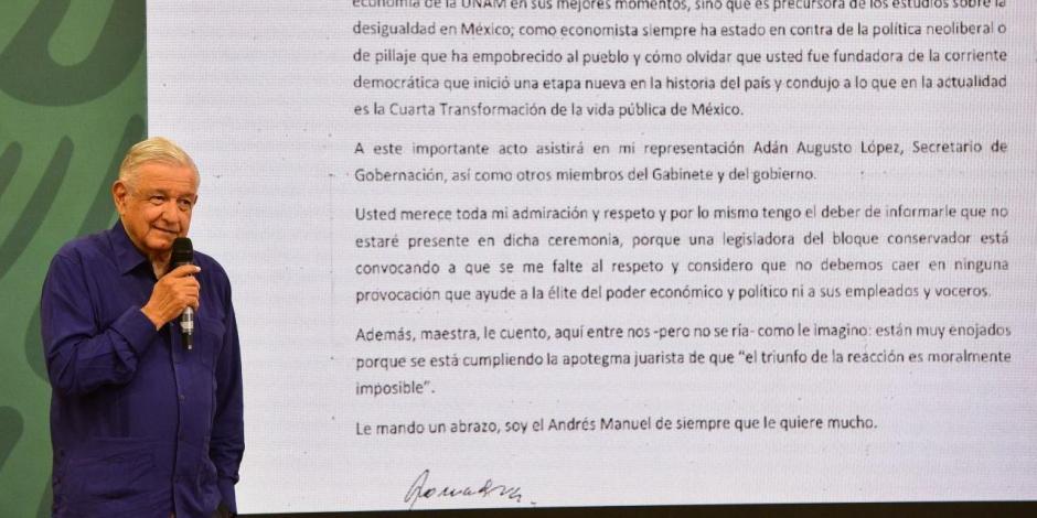 AMLO lee carta que envió a Ifigenia Martínez para felicitarla por la Medalla Belisario Domínguez que recibirá el jueves.
