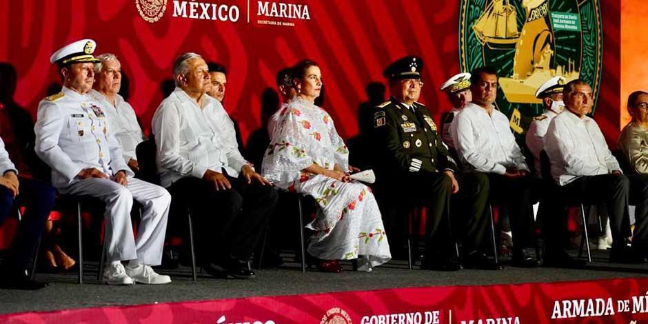 Realizan desfile por los 200 años de la Armada de México, desde Veracruz