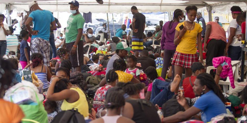 Migrantes haitianos abarrotan albergues.