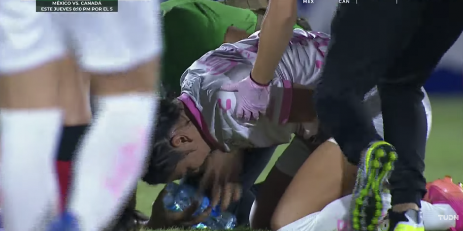 Katia Estrada yace tendida en el césped justo después de su lesión en el duelo entre Santos y FC Juárez en la Liga MX Femenil.