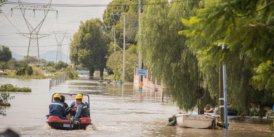 Soldados y personal de Protección Civil evacuaron a los habitantes del fraccionamiento La Rueda que se inundó con al menos metro y medio de agua tras las intensas lluvias registradas en la zona.
