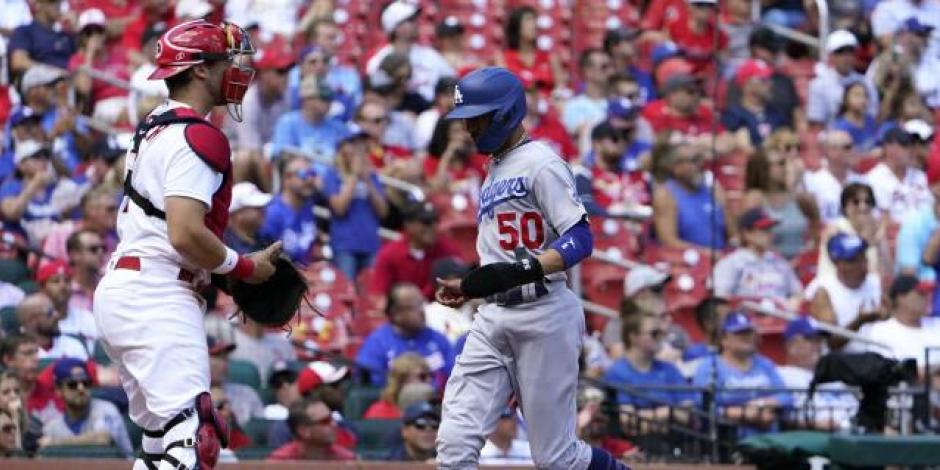 Andrew Knizner, lanzador de Cardinals, y Mookie Betts, jardinero de Dodgers, en el último duelo entre ambos equipos en la MLB, el pasado 9 de septiembre.