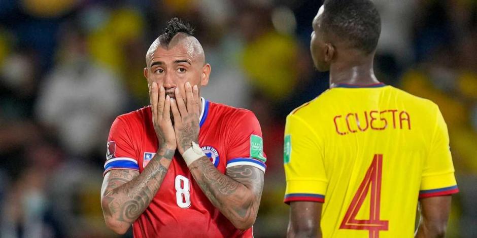 Arturo Vidal se lamenta después de una falla en el choque eliminatorio entre Chile y Colombia el mes pasado.