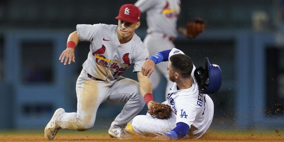 Cody Bellinger, de Dodgers (derecha), roba la segunda base antes de un tiro a Tommy Edman, de los Cardinals.