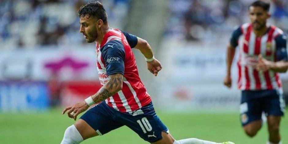 Alexis Vega conduce el balón en un partido de Chivas en el Torneo Grita México Apertura 2021 de la Liga MX.