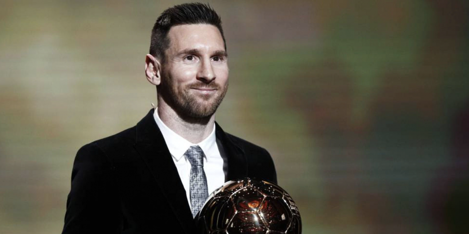 Lionel Messi posa con su sexto Balón de Oro en diciembre de 2019.