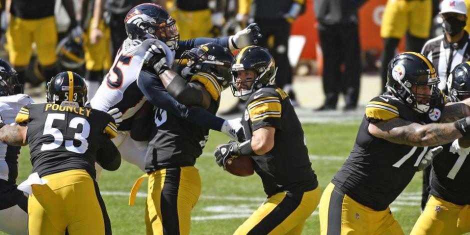 Una acción de un duelo entre Denver Broncos vs Pittsburgh Steelers, de la NFL