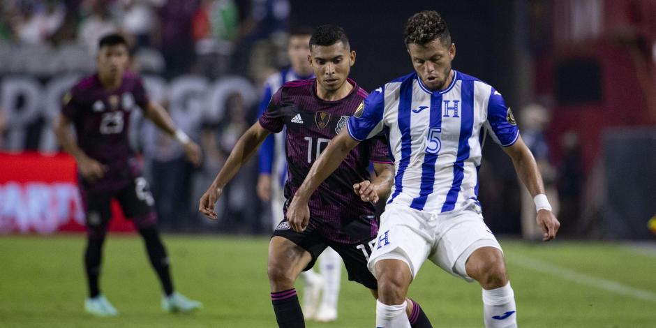 Orbelín Pineda y Raúl Santos en el duelo más reciente entre México y Honduras, el pasado 24 de julio en los cuartos de final de la Copa Oro.
