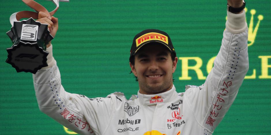 Checo Pérez festeja después de un podio en la Temporada 2021 de la F1