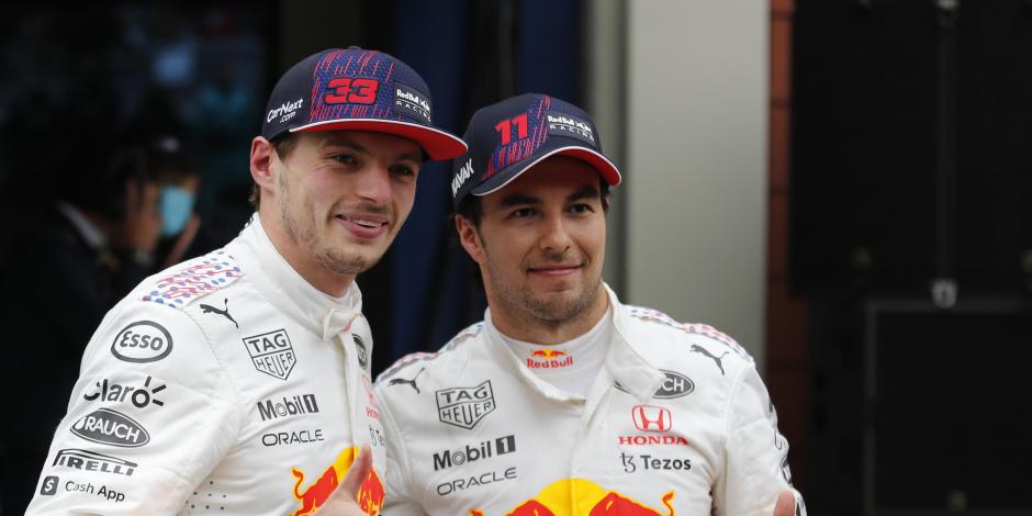 Max Verstappen y Checo Pérez, después de hacer el 2-3 para Red Bull en el Gran Premio de Turquía de F1.