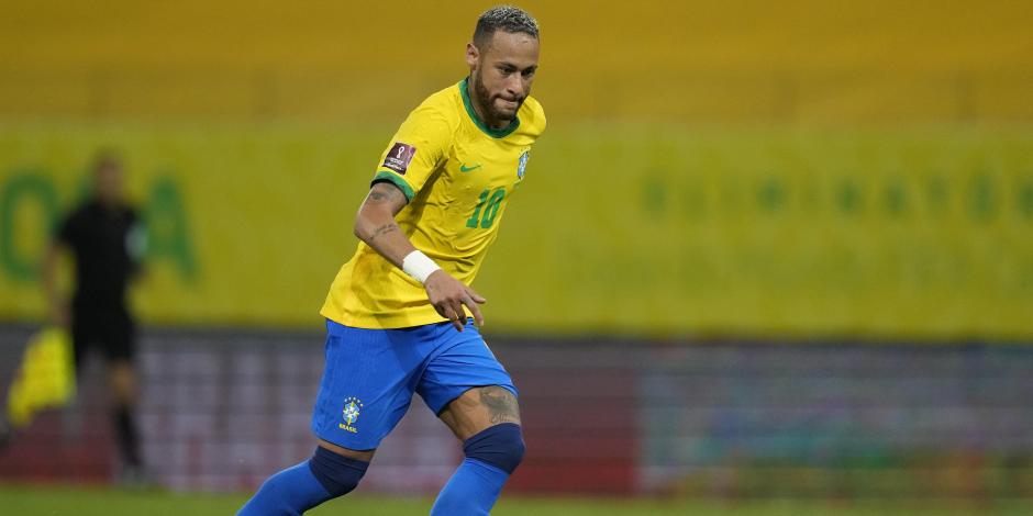 Neymar conduce el esférico durante un partido con Brasil en las eliminatorias mundialistas rumbo a Qatar 2022.