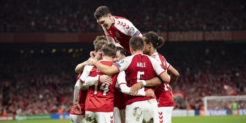 Jugadores de Dinamarca celebran un gol en las eliminatorias del Mundial
