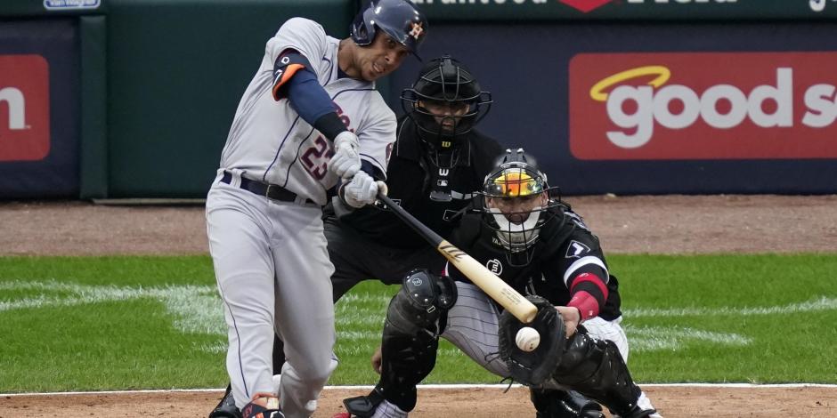 Michael Brantley batea, en el partido entre Houston Astros vs Chicago White Sox de la MLB