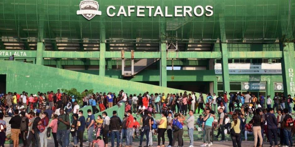 Migrantes que buscan regularizar su estadía en el país realizaron largas filas en las inmediaciones del estadio olímpico de Tapachula.