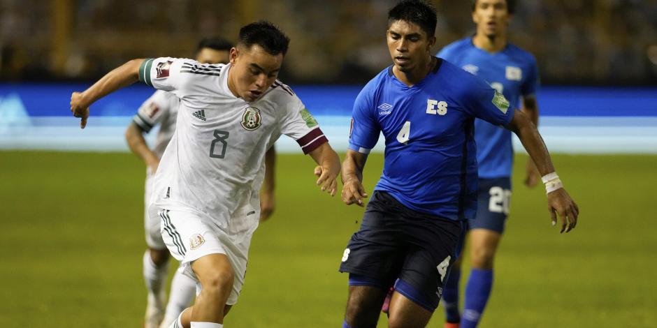 Una acción del duelo entre El Salvador y México, de las Eliminatorias rumbo al Mundial de Qatar 2022