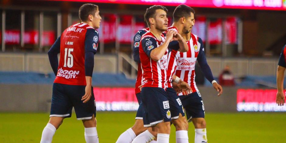 Futbolistas de Chivas festejan un gol en un partido amistoso contra León, el pasado 9 de octubre.