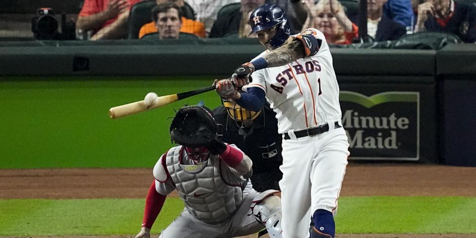Momento en el que Carlos Correa, de Astros, conecta un home run contra Red Sox.