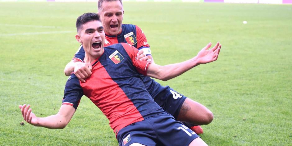 Johan Vásquez celebra su primer gol con el Genoa de la Serie A