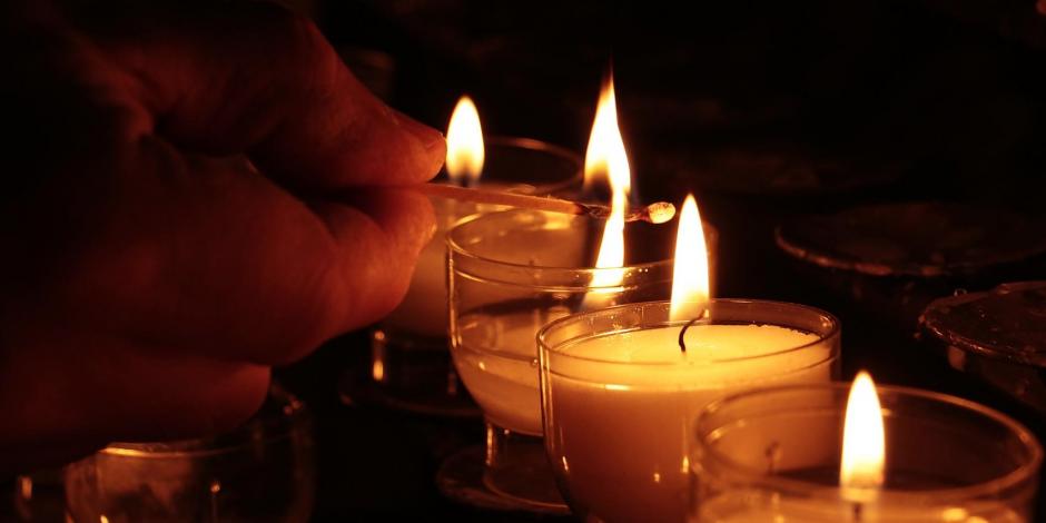 Los migrantes encendieron velas y se hincaron para orar.