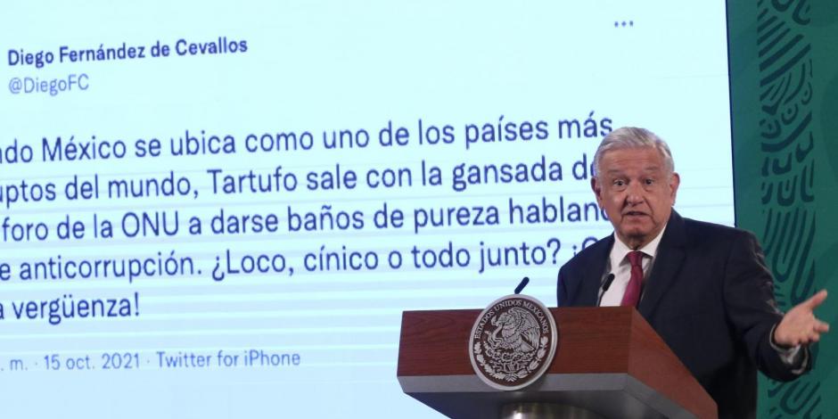 AMLO exhibe tuit de Diego Fernández de Cevallos durante la conferencia mañanera, este lunes.