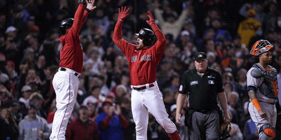 Jugadores de Red Sox celebran una carrera ante los Astros en la Serie de Campeonato de la MLB