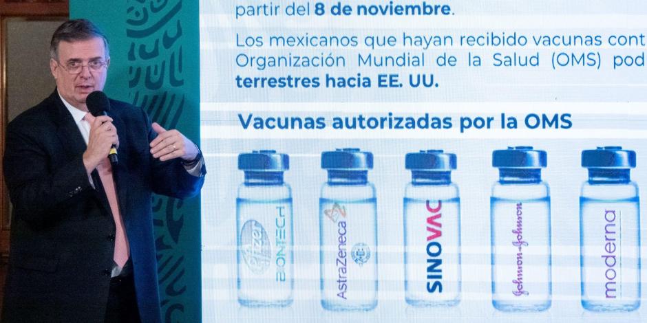 El canciller Marcelo Ebrard presenta las vacunas autorizadas por la OMS en conferencia matutina de este martes, en Palacio Nacional.