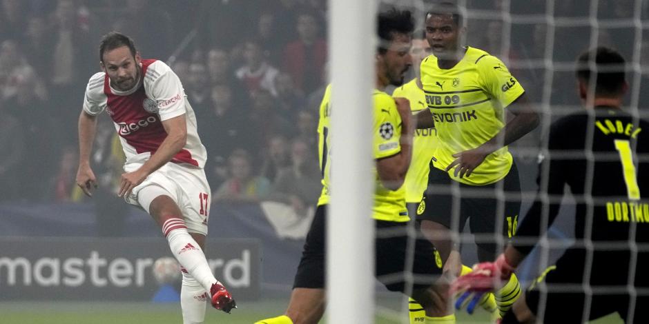 Daley Blind, defensa del Ajax, dispara a la portería del Borussia Dortmund en el duelo entre ambos clubes en la tercera jornada de la fase de grupos de la Champions League.