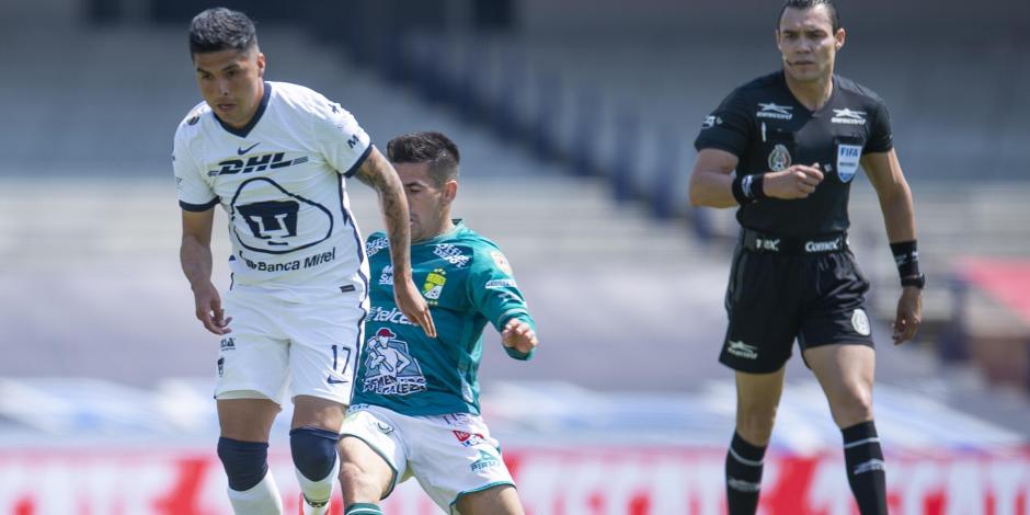 Leonel López, de Pumas, conduce el balón ante la marca de Fernando Navarro, del León, en el duelo más reciente en Liga MX entre ambos equipos.