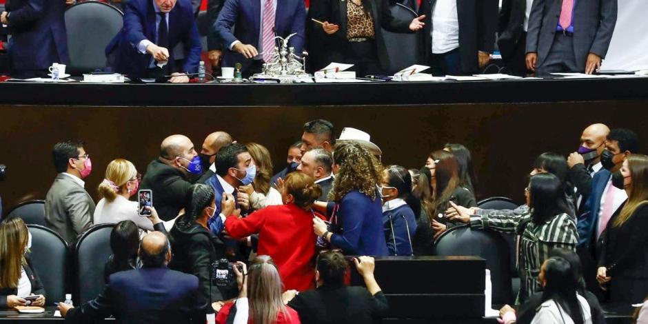 Durante la discusión por la Miscelánea Fiscal 2022, se registró un enfrentamiento a empujones y gritos entre diputados; Ricardo Monreal se pronuncia al respecto