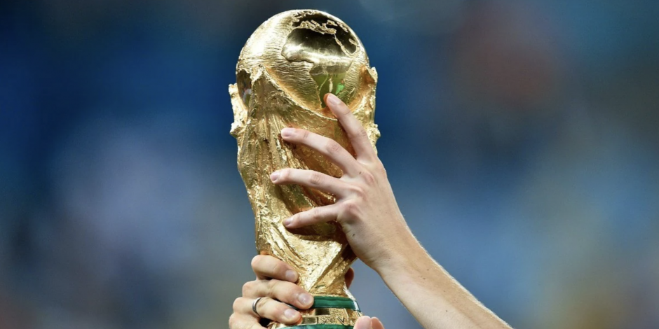 El trofeo de la Copa FIFA, por el que 32 selecciones lucharán en Qatar 2022.
