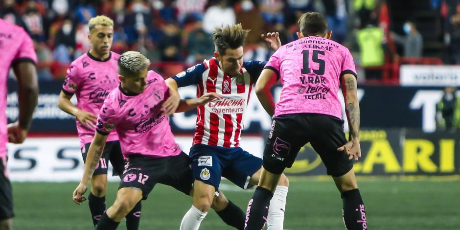 Jesús Angulo intenta retener el balón durante el encuentro en el Estadio Caliente entre Xolos y Chivas.