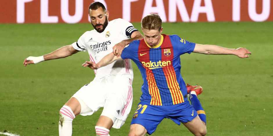 Karim Benzema intenta quitarle el balón a Frenkie de Jong en el enfrentamiento más reciente entre Real Madrid y Barcelona, el pasado 10 de abril.