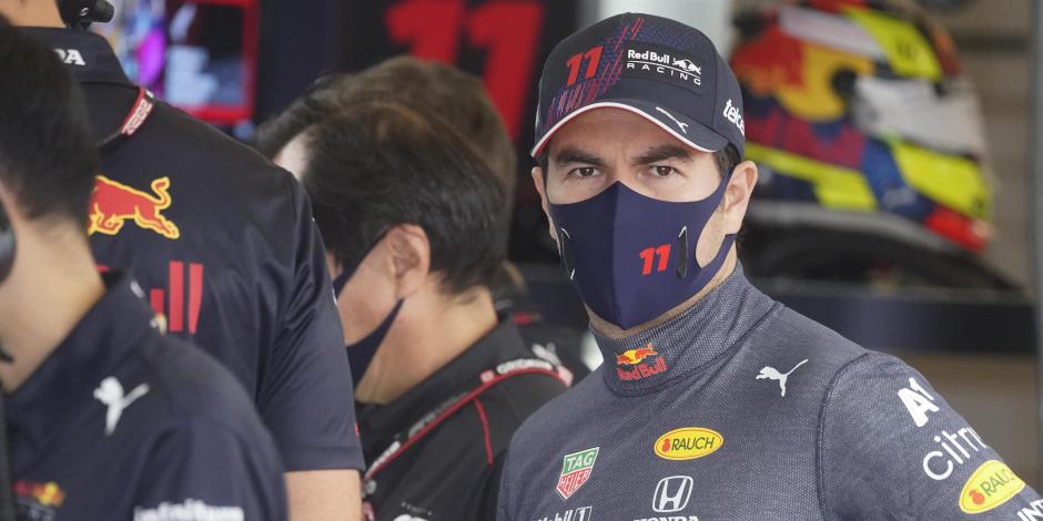 Checo Pérez espera en su garaje antes de una sesión de prácticas para el Gran Premio de Estados Unidos de F1.