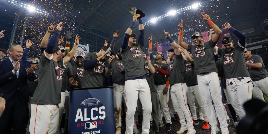Jugadores de los Houstons Astros festejan con el título que los acredita como campeones de la Liga Americana de la MLB.