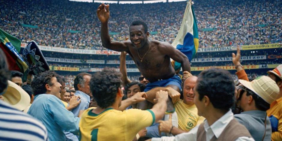 Pelé durante los festejos de la coronación de Brasil en el Mundial de México 1970, en el Estadio Azteca.