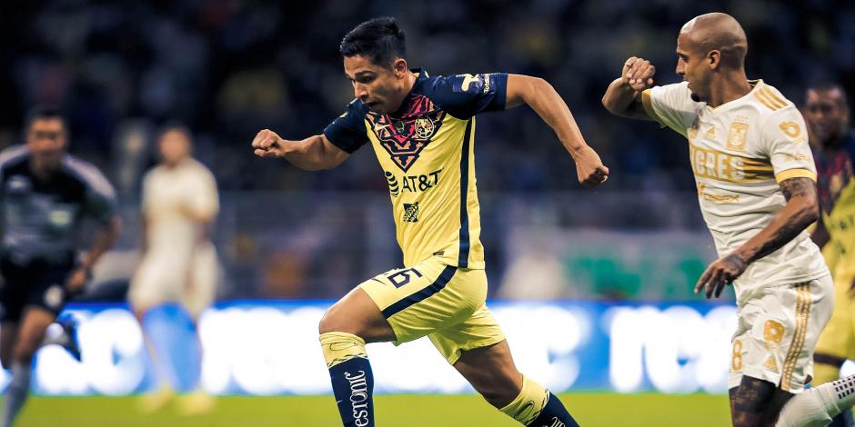 Salvador Reyes conduce el balón ante la marca de Luis "Chaka" Rodríguez durante el choque entre América y Tigres.