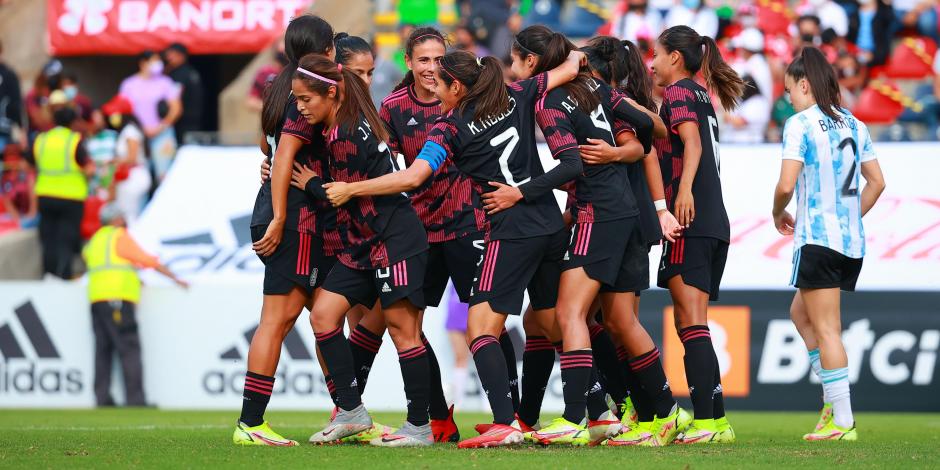 Futbolistas de la Selección Mexicana Femenil festejan una de sus anotaciones contra Argentina.