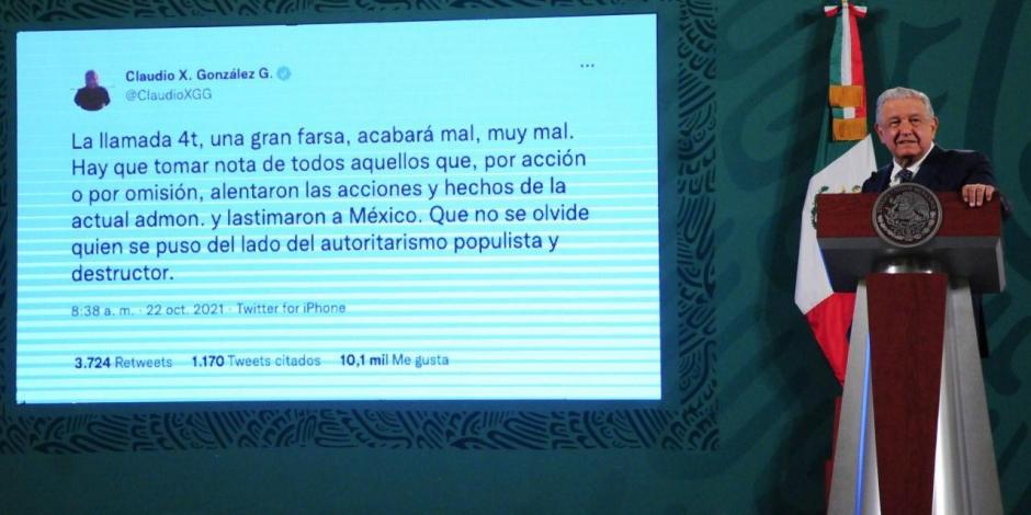 AMLO muestra tuit del empresario Claudio X. González en conferencia matutina de este lunes.
