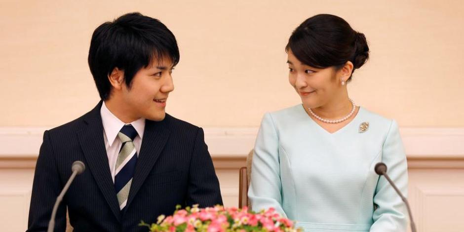 El esposo Kei Komuro y la princesa Mako en conferencia de prensa para anunciar su compromiso en septiembre.