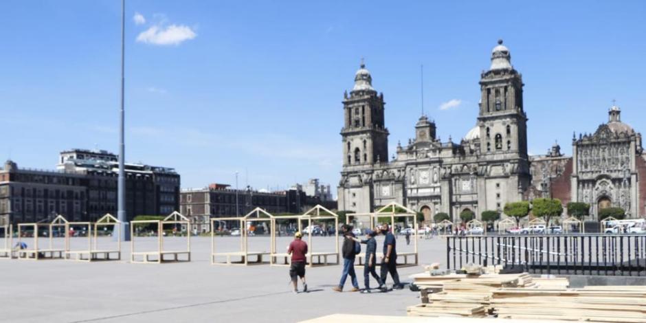 Este martes trabajadores comenzaron a colocar la Mega Ofrenda de Día de Muertos en el Zócalo.