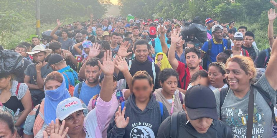 La caravana migrante limita el recorrido con un lazo para evitar que las personas salgan del contingente con rumbo a Villa Comaltitlán