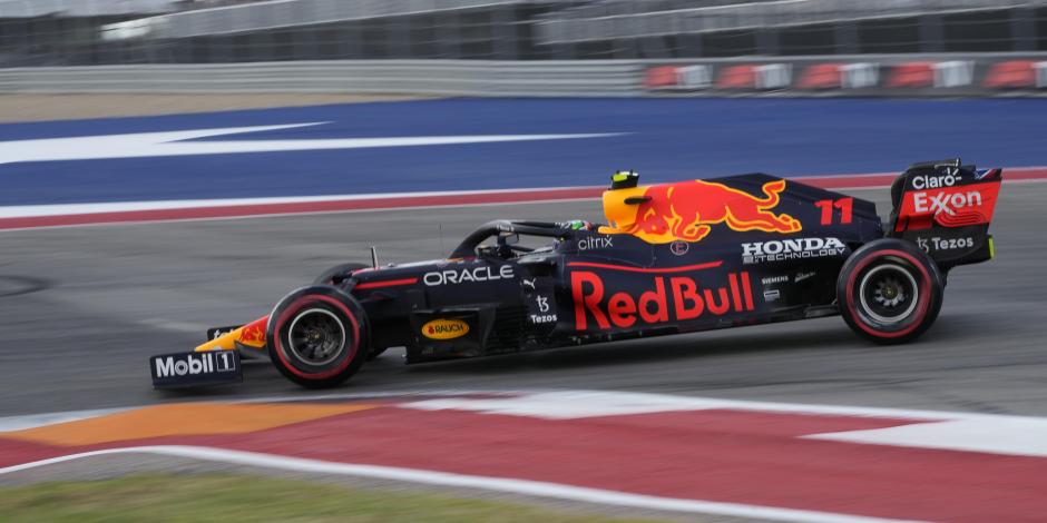 Checo Pérez conduce su monoplaza de Red Bull en las prácticas del Gran Premio de Estados Unidos de F1, el pasado fin de semana.