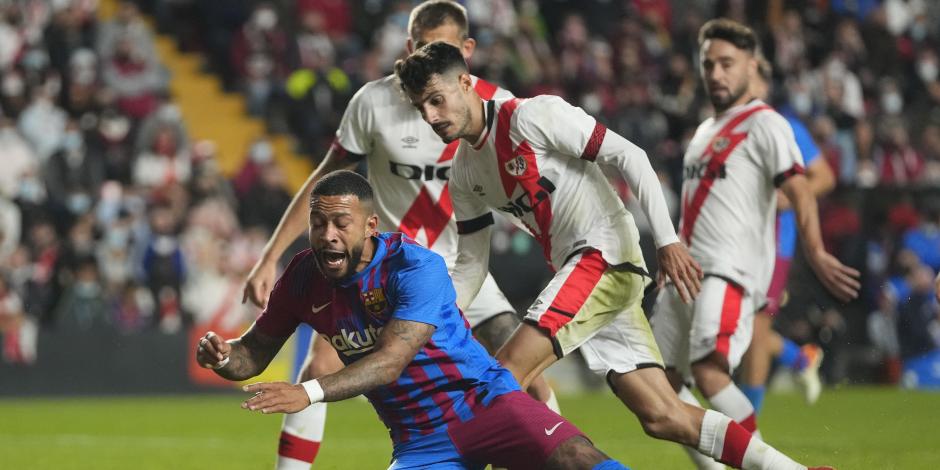 Memphis Depay, del Barcelona, al momento de recibir una falta de Óscar Valentín, del Rayo Vallecano, en el duelo entre ambos conjuntos en el Estadio de Vallecas.