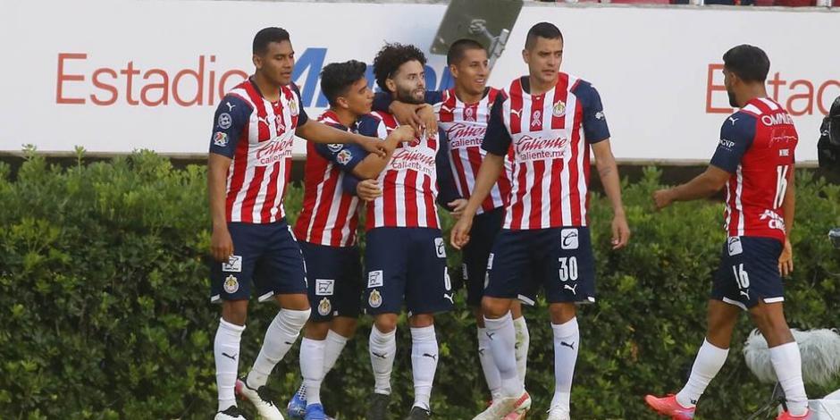 Futbolistas de Chivas celebran un gol en uno de sus partidos en el Torneo Grita México Apertura 2021.