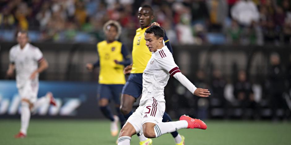 Osvaldo Rodríguez, antes de sacar su tiro que posteriormente terminó en gol, durante el partido amistoso entre México y Ecuador.